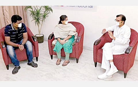 கரோனாவில் இருந்து குணமடைந்த கர்ப்பிணி சவுமியாவிடம் உடல்நலம் குறித்து விசாரிக்கிறார் மியாட் மருத்துவமனை நிர்வாக இயக்குநர் டாக்டர் பிரித்வி மோகன்தாஸ், அருகில் சவுமியாவின் கணவர் சதீஷ்.