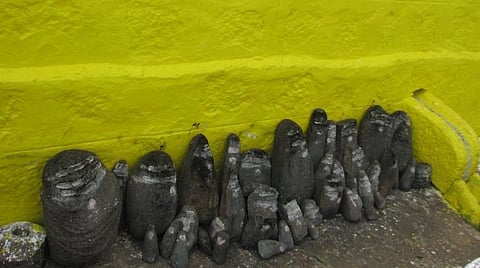 கோம்பை கிராமத்தில் கண்டெடுக்கப்பட்ட கற்கோடாரிகள்.