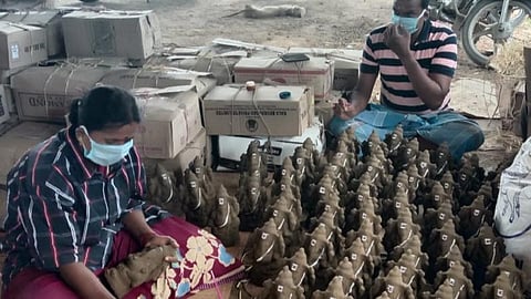 மானாமதுரை அருகே குஞ்சுக்காரனேந்தலில் மாட்டு சாணத்தால் தயாரிக்கப்பட்ட விநாயகர் சிலைகள்.