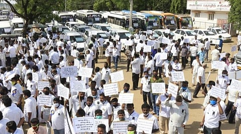 சுற்றுலா வாகன ஓட்டுனர்கள், உரிமையாளர்கள் நலச்சங்கங்களின் கூட்டமைப்பு சார்பில் மதுரையில் காத்திருப்புப் போராட்டம்