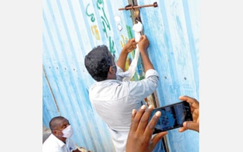 விநாயகர் சிலை தயாரிக்கும் இடங்களுக்கு சீல் வைக்கும் வருவாய் துறையினர்.