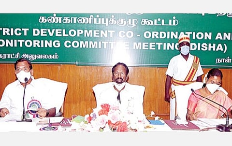 திருவள்ளூர் மாவட்ட வளர்ச்சி ஒருங்கிணைப்பு மற்றும் கண்காணிப்புக் குழுக் கூட்டம் நேற்று ஆவடி மாநகராட்சி அலுவலகத்தில் நடைபெற்றது. இதில், அமைச்சர் பாண்டியராஜன், திருவள்ளூர் எம்.பி. ஜெயக்குமார், ஆட்சியர் மகேஸ்வரி உள்ளிட்டோர் பங்கேற்றனர்.