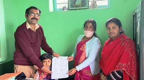 மகளை மலைக்கிராமப் பள்ளியில் சேர்த்த கல்வி அலுவலர் கார்த்திக்