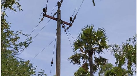 காளையார்கோவில் அருகே பொத்தகுடியில் சேதமடைந்த மின்கம்பம் சீரமைக்கப்பட்டது.