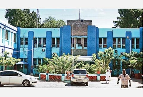 விழுங்கிய ஸ்குரு மூச்சுக்குழாயில் சிக்கியது: சிறுவன் உயிரை காப்பாற்றிய மதுரை அரசு மருத்துவமனை மருத்துவர்கள்