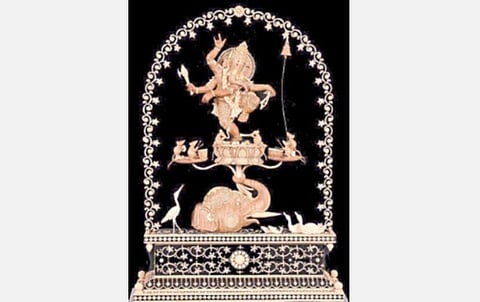 28 செ.மீ. உயரத்தில் சந்தனத்தில் உருவாக்கப்பட்ட நர்த்தன விநாயகர் சிற்பம்: திருமழிசை கைவினை கலைஞர் அசத்தல்