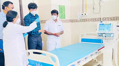 ஓமந்தூரார் அரசு மருத்துவமனையில் பார்வையிடும் அமைச்சர் விஜயபாஸ்கர்