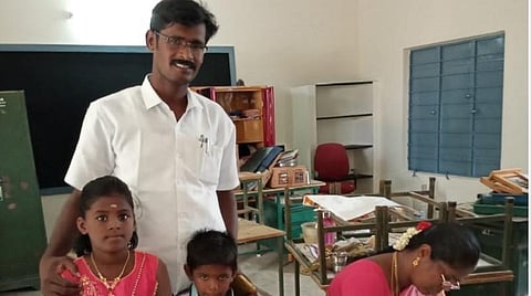 காளையார்கோவில் அருகே மாரந்தை ஊராட்சி ஒன்றியத் தொடக்கப் பள்ளியில் தனது குழந்தைகளை சேர்த்த ஊராட்சித் தலைவர் திருவாசகம்.