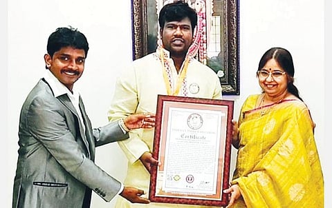 108 தாளங்களை ஆவணப்படுத்தியுள்ள தவில் வித்வான் அடையாறு ஜி.சிலம்பரசனுக்கு உலக சாதனையாளர் விருதை வீணை இ.காயத்ரி வழங்கினார். உடன் ‘இந்தியன் வேர்ல்டு ரெக்கார்ட்ஸ்’ அமைப்பின் நிறுவனர் செந்திலரசு.