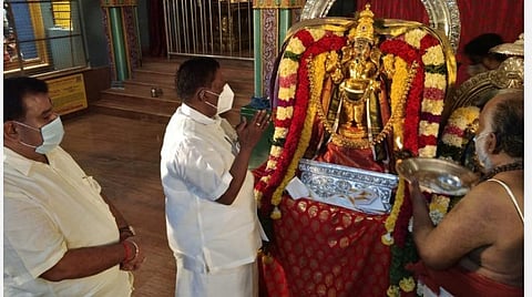 மணக்குள விநாயகர் கோயிலில் வழிபடும் புதுச்சேரி முதல்வர் நாராயணசாமி.