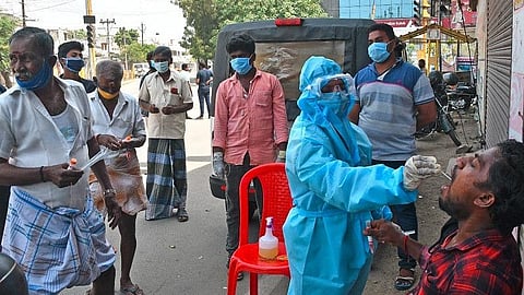 தளர்வில்லா முழு ஊரடங்கை மீறி தூத்துக்குடியில் தேவையில்லாமல் சாலைகளில் சுற்றிய 400 பேருக்கு கரோனா பரிசோதனை