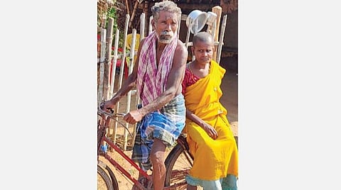 மனைவி மஞ்சுளாவுடன் கூலித் தொழிலாளி அறிவழகன் (கோப்பு படம்)