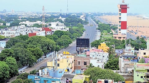 தமிழகத்தில் நேற்று தளர்வில்லா முழு ஊரடங்கு அமல்படுத்தப்பட்டது. இதனால் வாகனப் போக்குவரத்து இன்றி வெறிச்சோடி காணப்பட்ட மெரினா கடற்கரை காமராஜர் சாலை. படம்: பு.க.பிரவீன்