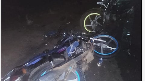 விபத்தில் சேதமடைந்த இரண்டு இருசக்கர வாகனங்கள்.