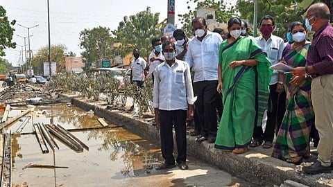தூத்துக்குடி அண்ணாநகர் பிரதான சாலையில் நடைபெறும் ஸ்மார்ட் சாலை திட்ட பணிகளை கனிமொழி எம்பி நேரில் பார்வையிட்டு ஆய்வு செய்தார். படம்: என்.ராஜேஷ்