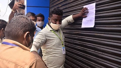 கூட்டம் அலைமோதியதால் தனிமனித இடைவெளி காற்றில் பறந்தது: நெல்லையில் செல்போன் கடைக்கு மாநகராட்சி அதிகாரிகள் சீல்