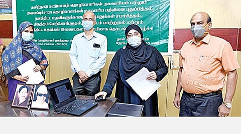 அமைப்புசாரா தொழிலாளர்கள் நலவாரியத்தில் பதிவு செய்தல் மற்றும் புதுப்பித்தல் உள்ளிட்டவற்றுக்கான இணையவழி சேவையை தொழிலாளர் நலத் துறை அமைச்சர் நிலோஃபர் கபீல் தலைமைச் செயலகத்தில் நேற்று தொடங்கி வைத்தார். உடன் தொழிலாளர் மற்றும் வேலைவாய்ப்புத் துறை கூடுதல் தலைமைச் செயலர் முகமது நசிமுத்தின், தொழிலாளர் ஆணையர் இரா.நந்தகோபால், தமிழ்நாடு கட்டுமானத் தொழிலாளர்கள் நல வாரிய செயலாளர் (பொறுப்பு) அ.யாஸ்மின் பேகம்.