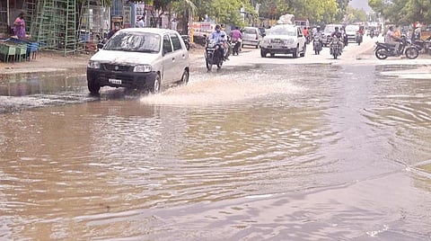 பலத்த மழையால் பாளையங்கோட்டை சமாதானபுரம் பகுதியில் சாலையில் தேங்கியிருந்த தண்ணீர். படம்: மு.லெட்சுமி அருண்