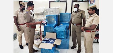 வேலூரில் வாகனத் தணிக்கையின்போது பறிமுதல் செய்யப்பட்ட போதைப் பொருட்களை பார்வையிட்ட காவல் துறையினர். படம்: வி.எம்.மணிநாதன்.