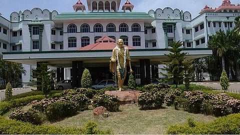 உசிலம்பட்டி பசும்பொன் தேவர் கல்லூரிக்கு இடைக்கால செயலரை நியமிக்க வேண்டும்: கல்லூரி கல்வி இயக்குனருக்கு உயர் நீதிமன்றம் உத்தரவு