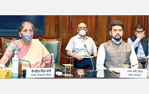 மத்திய நிதியமைச்சர் நிர்மலா சீதாராமன் தலைமையில், 41-வது ஜிஎஸ்டி கவுன்சில் கூட்டம் காணொலி மூலம் நேற்று நடைபெற்றது. உடன் மத்திய நிதித் துறை இணையமைச்சர் அனுராக் தாக்குர் உள்ளார். படம்: பிடிஐ