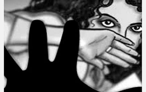 தெலங்கானாவில் இளம்பெண்ணை மிரட்டி 143 பேர் பாலியல் வன்கொடுமை: ஹைதராபாத் போலீஸார் தீவிர விசாரணை