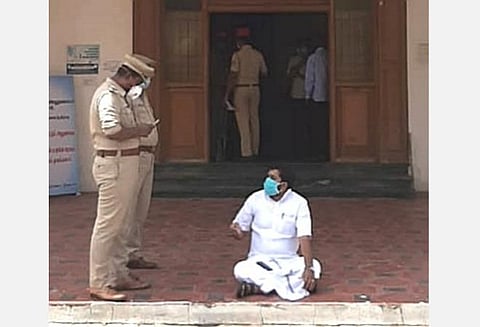 ஆட்சியர் அலுவலகம் முன்பு தர்ணாவில் ஈடுபட்ட அதிமுக எம்எல்ஏ.