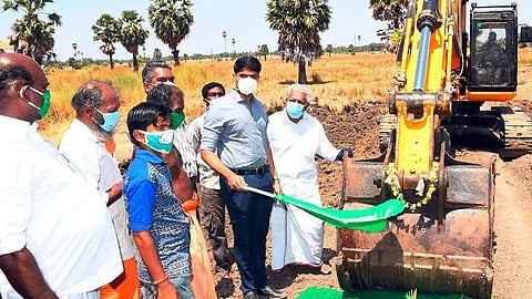 தூத்துக்குடி மாவட்டம் புதுக்கோட்டை அருகேயுள்ள குலையன்கரிசல் பொட்டைகுளம் தூர்வாரும் பணிகளை மாவட்ட ஆட்சியர் சந்தீப் நந்தூரி தொடங்கி வைத்தார். படம்: என்.ராஜேஷ்