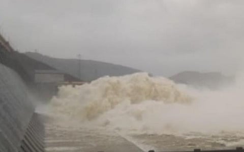 ஒடிசா மாநிலத்தில் உள்ள ஹீராகுட் அணையின் 20 கதவுகளும் திறக்க்பட்டு 20 லட்சத்துக்கும் அதிகமான கன அடிநீர் தொடர்ந்து வெளியேற்றப்பட்டு வருகிறது.