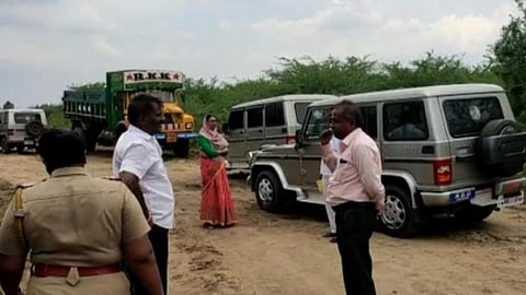 பட விளக்கம்: அனுமதியின்றி மணல் அள்ளப்பட்ட இடத்தில் விசாரணை செய்த வருவாய்த்துறையினர் மற்றும் போலீஸார்.