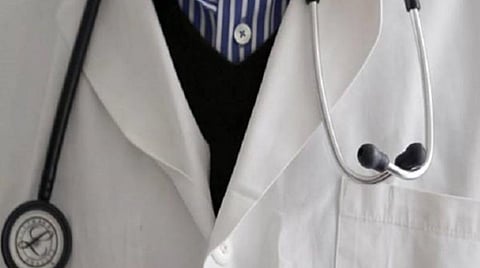 கரோனா பணியை சுட்டிக்காட்டி அரசு மருத்துவரின் ராஜினாமாவை மறுக்க அரசுக்கு உரிமையில்லை: உயர் நீதிமன்றம் உத்தரவு