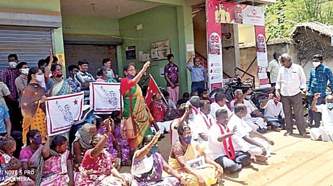 தஞ்சாவூர் அருகே வல்லத்தில் தனியார் வங்கி முன் நேற்று ஆர்ப்பாட்டத்தில் ஈடுபட்ட ஆனந்த்தின் உறவினர்கள் மற்றும் மார்க்சிஸ்ட் கம்யூனிஸ்ட் கட்சியினர்.