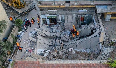 இடிந்து விழுந்த ரெஸ்டாரண்ட் கட்டடிம்