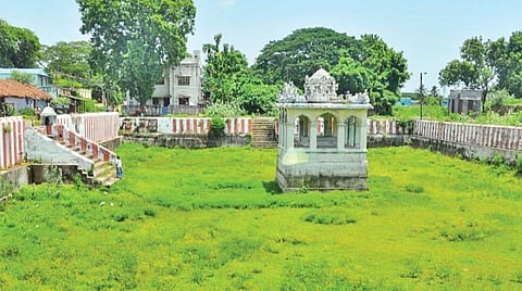 தண்ணீரின்றி வறண்டு காணப்படும் பந்தநல்லூர் கோயில் திருக்குளம்.