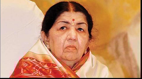 லதா மங்கேஷ்கர் வசிக்கும் கட்டிடத்துக்கு சீல்: நலமுடன் இருப்பதாக குடும்பத்தினர் தகவல்