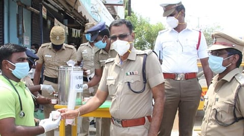 கபசுரக் குடிநீர் வழங்கும் எஸ்.பி. ஜெயக்குமார்