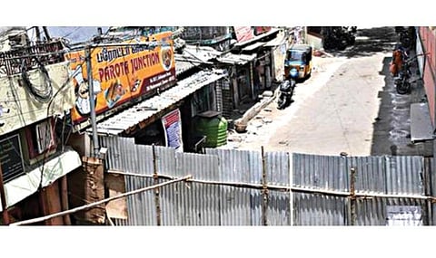 தகரத் தட்டிகளைத் தகர்த்தெறியட்டும் அரசு!