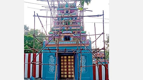 ஊரடங்கு காரணமாக சோரஞ்சேரி மீனாட்சி சுந்தரேஸ்வரர் கோயிலில் கும்பாபிஷே கம் நடத்த, இந்துசமய அறநிலையத் துறை அதிகாரிகள் அனுமதி மறுத்து, கோயிலுக்கு பூட்டுப் போட்டுள்ளனர்.