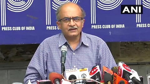 மூத்த வழக்கிறிஞர் பிரசாந்த் பூஷன் ஊகடகத்துக்கு பேட்டி அளித்த காட்சி : படம் ஏஎன்ஐ