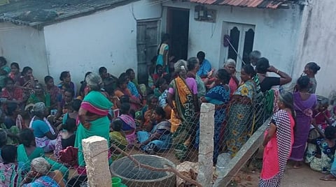 ஆளப்பிறந்தானில் மின்சாரம் பாய்ந்து உயிரிழந்தோரின் வீட்டில் திரண்ட உறவினர்கள்.