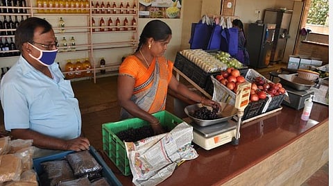 கரோனா காலத்தில் களையிழந்த திராட்சை விற்பனை: மாற்றுத் தொழிலைத் தேடும் கோவை விவசாயிகள்