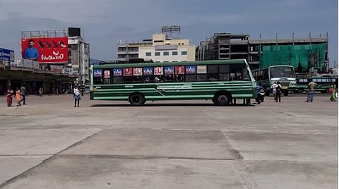 அமலுக்கு வந்தது ஊரடங்கு தளர்வு: பயணிகள் கூட்டம் இல்லாததால் திண்டுக்கல்லில் குறைவான அளவில் பேருந்துகள் இயக்கம்