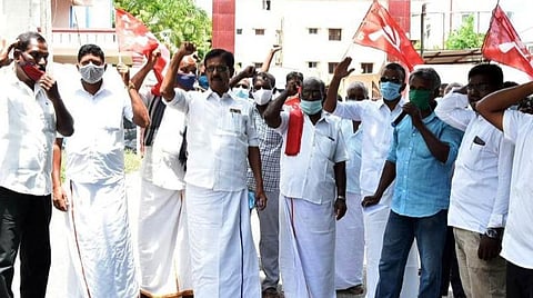 ஸ்ரீரங்கம் வட்டாட்சியர் அலுவலகம் முன் இன்று ஆர்ப்பாட்டத்தில் ஈடுபட்ட தமிழ்நாடு விவசாயிகள் சங்கத்தினர்.