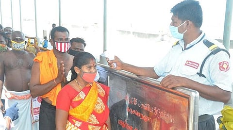 திருச்செந்தூர் கோயில் 5 மாதங்களுக்குப் பிறகு திறப்பு: பக்தர்கள் நீண்ட வரிசையில் காத்திருந்து சுவாமி தரிசனம்