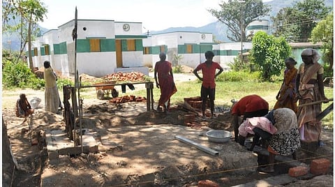 இருளிலிருந்து வெளிச்சத்துக்கு வந்த இருளர் பழங்குடிகள்: கரோனா காலத்தில் விடிவுகண்ட கிராமம்