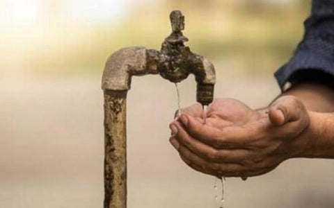 மானாமதுரை வைகை ஆற்றங்கரையில் வசிக்கும் கிராம மக்களுக்கு குடிநீர் இல்லை: குடம் ரூ.10-க்கு வாங்கும் அவலம்