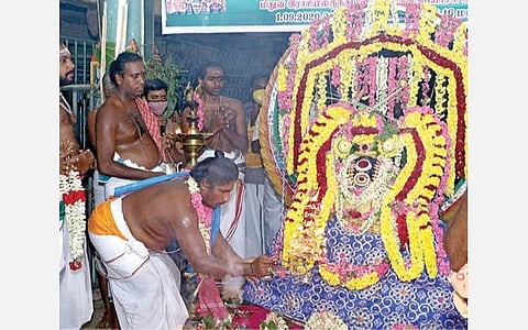 தஞ்சாவூர் மாவட்டம் கும்பகோணத்தை அடுத்துள்ள திருநாகேஸ்வரம் நாகநாத சுவாமி கோயிலில் ராகு பெயர்ச்சியின்போது, உற்சவர் ராகு பகவானுக்கு நேற்று நடைபெற்ற தீபாராதனை