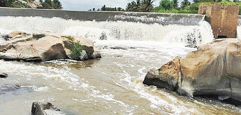 கிருஷ்ணகிரி பகுதியில் பெய்து வரும் தொடர் மழையால் தென்பெண்ணை ஆற்றில் நீர்வரத்து அதிகரித்துள்ளது. எண்ணேகொல் புதூர் தடுப்பணையில் வழிந்தோடும் தண்ணீர். படம்: எஸ்.கே.ரமேஷ்