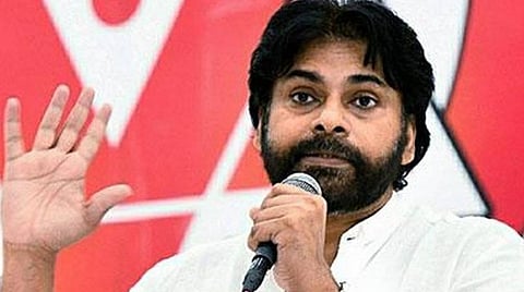 பிறந்த நாளுக்காக பேனர்; மின்சாரம் பாய்ந்து பவன் கல்யாண் ரசிகர்கள் 3 பேர் பலி - திரையுலகினர் நிதியுதவி