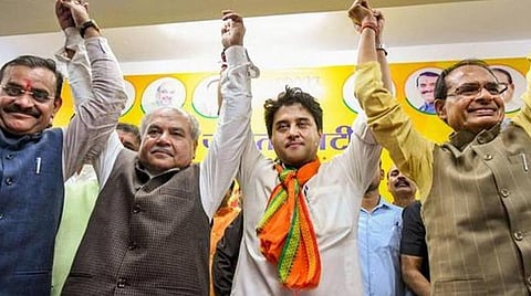 புலம்பெயர்ந்த காஷ்மீரி பண்டிட்கள் போல் இருக்கிறோம்: பாஜகவுக்குத் தாவிய சிந்தியா, முன்னாள் காங்கிரஸாரால் பாஜகவில் எழும் உட்கட்சி அதிருப்திகள்